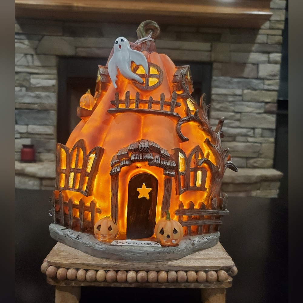 Unique Pumpkin Haunted House-NWT